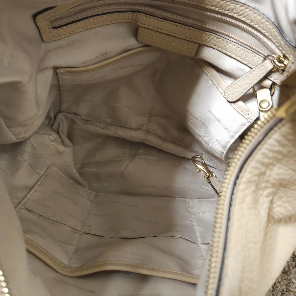 HP!! MICHAEL KORS CREAM TASSEL LARGE LYDIA HOBO BAG